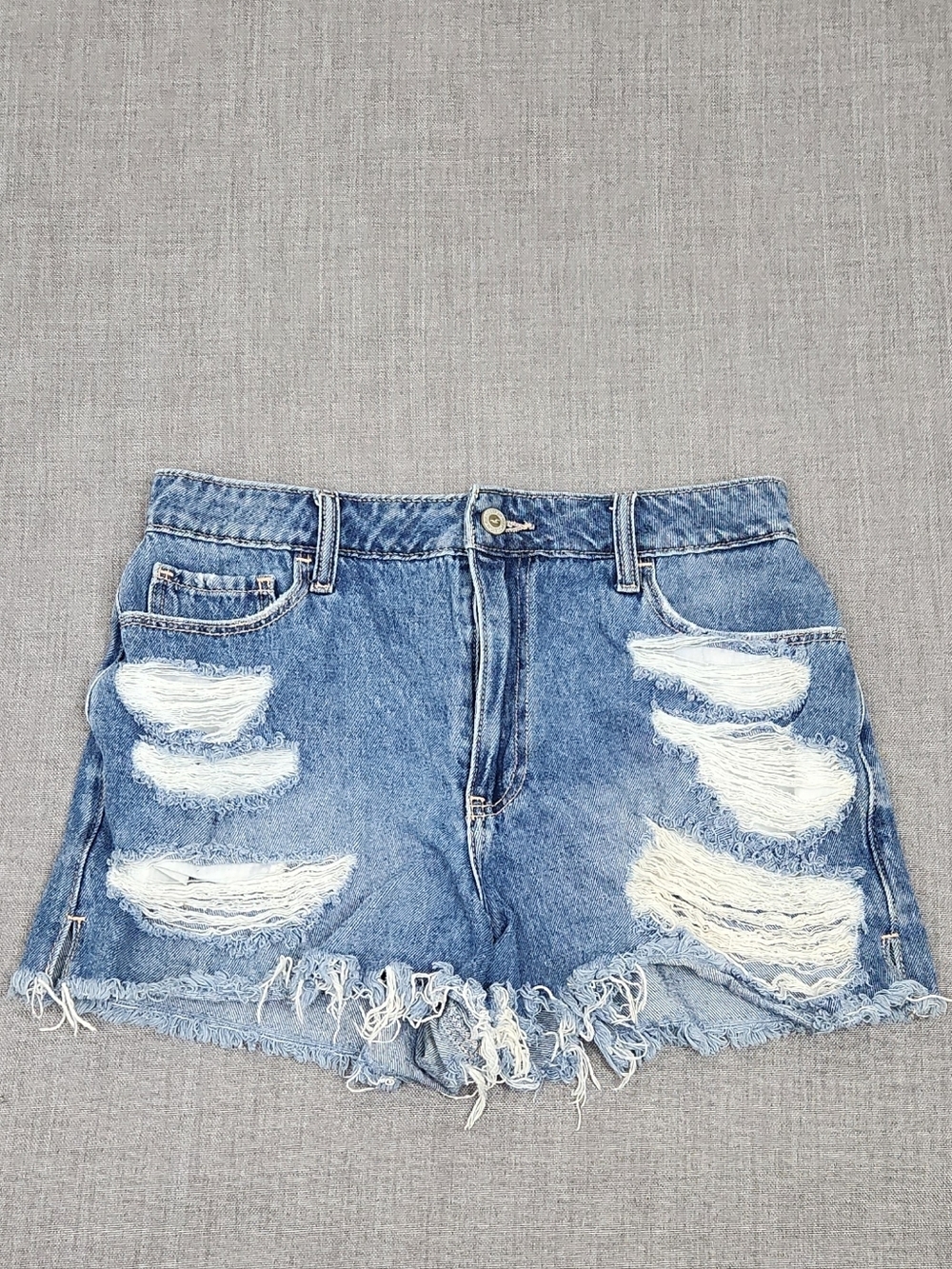 Hollister Ultra High-Rise Vintage Relaxed Mom Distressed Style Short. 100%Cotton